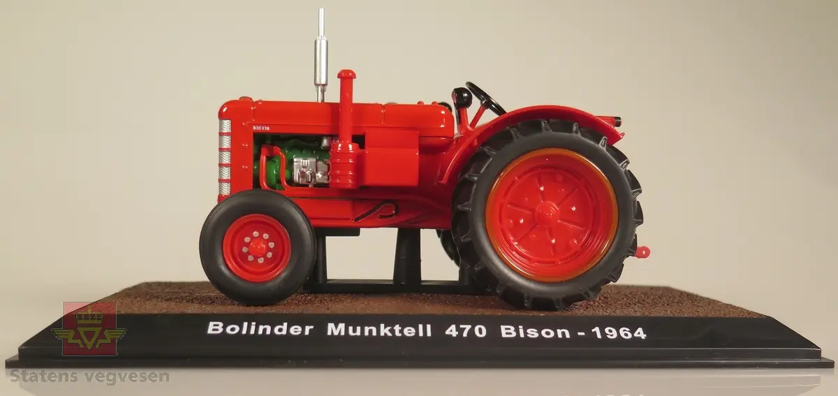 Modelltraktor av en Bolinder Munktell 470, modelltraktoren er farget rød.