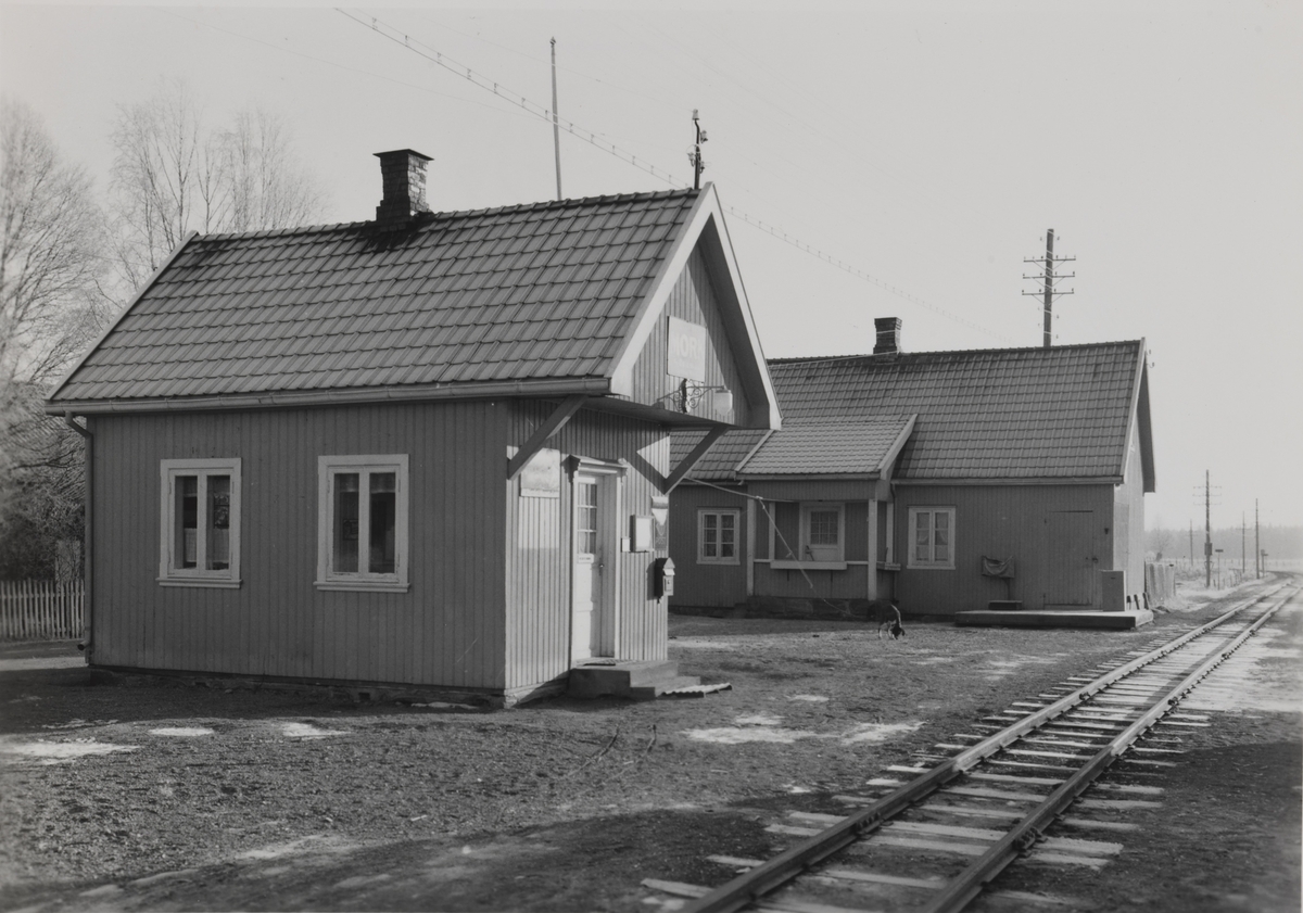 Mork stasjon på Aurskog-Hølandbanen. I bakgrunnen stasjonsmesterboligen