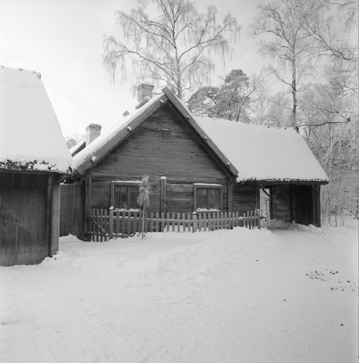 Vinterbilder på gårdar, ute och inne. Skansen.
