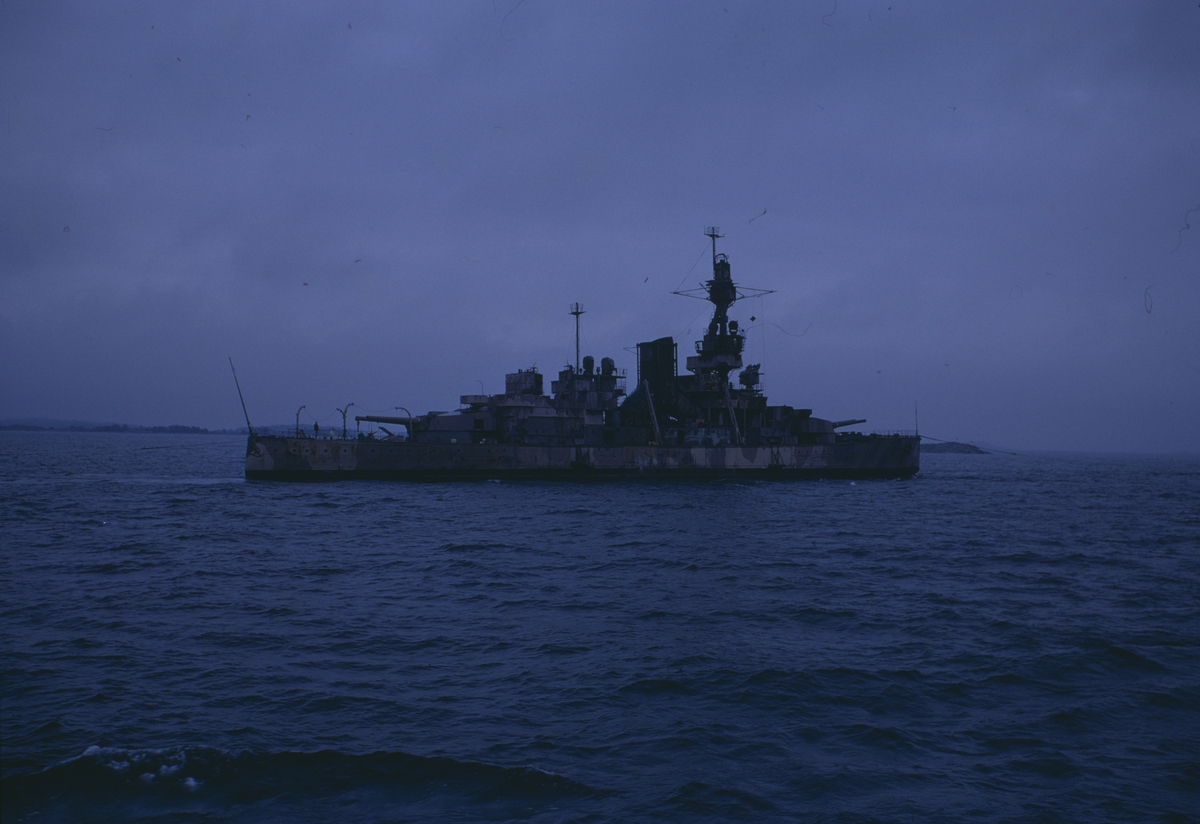 Bilden föreställer pansarkeppet Gustaf V under bogseringen.
