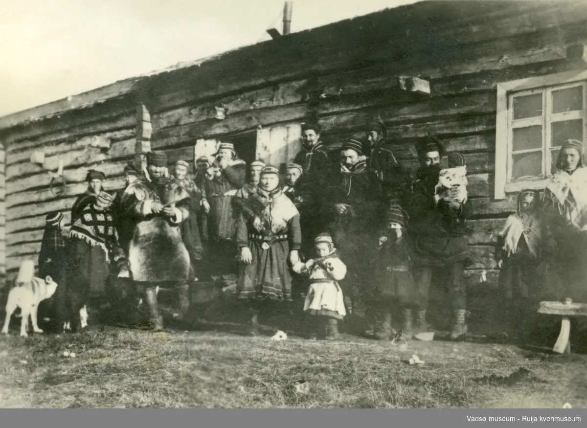 Ukjent forsamling av samiske voksne og barn i kofter. Nummerert med nummer 9.