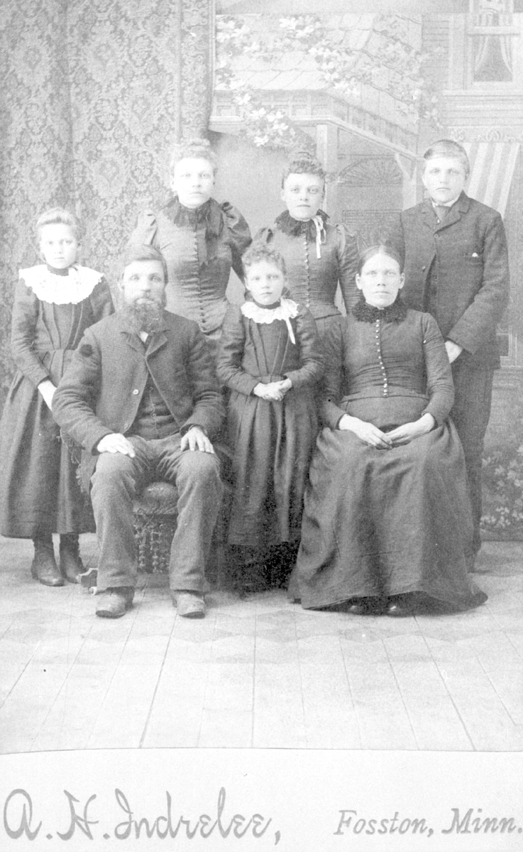 Ola O. Lome med familie kring1882.