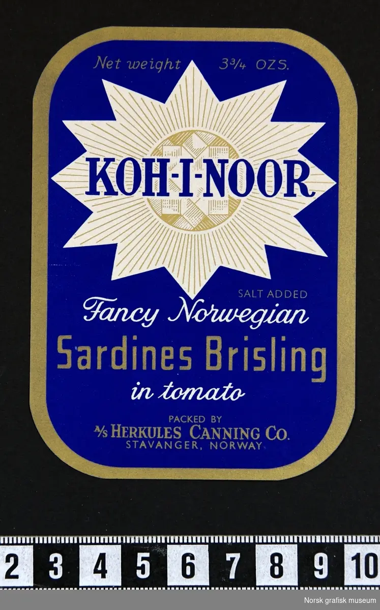Blå etiketter med detlajer i gull. Sentralt på etiketten er en stor hvit 12 kantet stjerne med varenavnet over. 

"Fancy Norwegian sardines brisling in tomato"