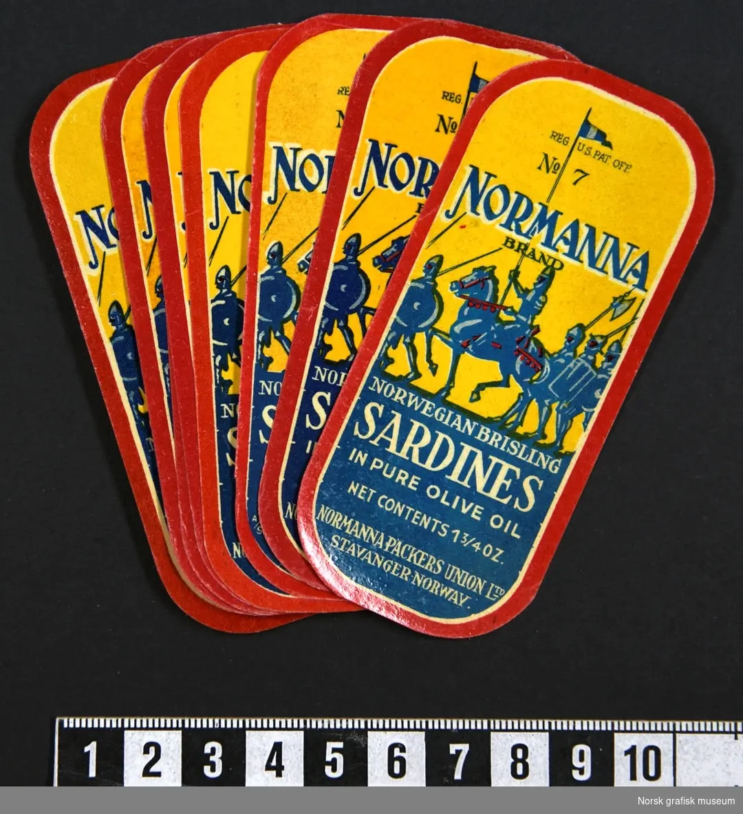 Små etiketter i blått, rødt og gult. Fremstilling av riddere bak teksten. 

"Norwegian brisling sardines in pure olive oil"