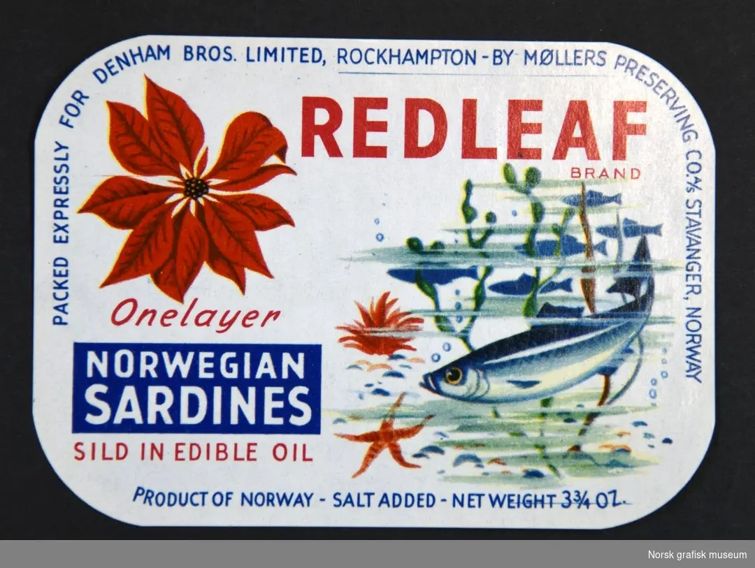 Hvite etiketter med en illustustrasjon av en fisk under vann blandt sjøstjerner og tang, samt en illustrasjon av en rød blomst- mulig julestjerne.

"Norwegian sardines sild in edible oil"