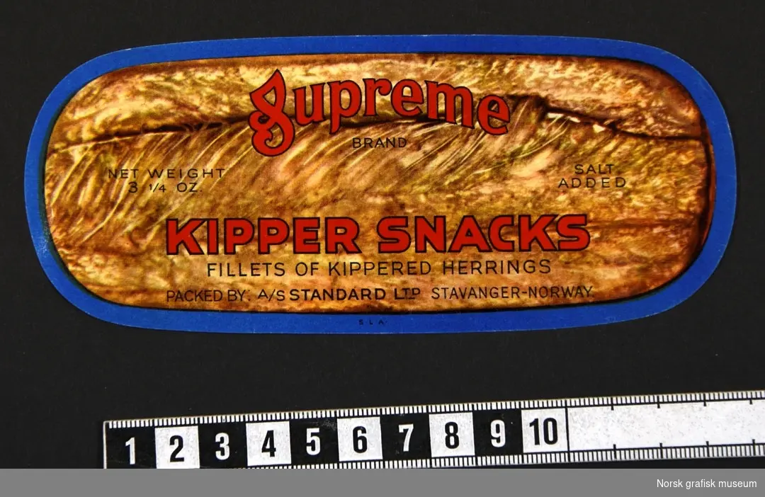 Etiketter med fotografiske fremstilling av innholdet (kippers) som bakgrunn, og blå ramme. 

"Kipper snacks"