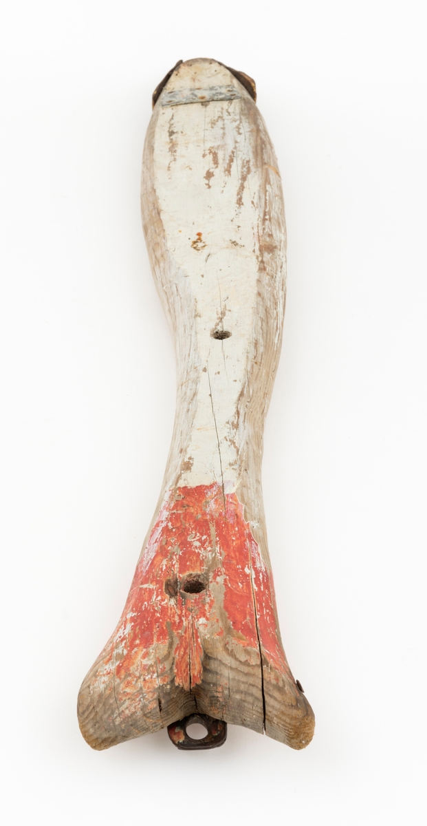 Skremmefisken, brukt under garnfiske i Osensjøen. Gjenstanden er lagd av er lagd av et 112 centimeter langt og 4,3 centimeter (om lag 1 3/4 tomme) tjukt høvlet bord, som er tilskåret slik at den har fått omriss som en diger, rett rovfisk. «Hodet» er utstyrt med jernbeslag, som antakelig skulle virke beskyttende dersom skremmefisken ble støtt mot sjøbotnen. Den fremre delen av skremmefisken har dessuten blybeslag, ett på hver side, som skulle bidra til at denne delen av «fisken» skar seg ned i vannmassene. I haleenden er det påskrudd blikkbeslag med et gjennombrutt hull i en framstikkende endeflik, der det antakelig ble fastknyttet ei snor, så brukeren kunne trekke fisken til seg igjen etter å ha støtt den ned i vannet. Størstedelen av «fiskekroppen» er malt med grålig farge, som antakelig skulle etterlikne skjellfargen på fisken. Halesporen er farget med en lyserød farge I halen er det ei jernhempe til feste av tau. Fiskekroppen har også to gjennombrutte hull.

Fisken er laget og brukt av Albert Sagen fra Nordre Osen, omkring 1930. Han spente et garn over ei lita vik. Fiskerne rodde fra land og i siksak mot garnet mens de med passe mellomrom kylte skremmefisken med stor fart ned i vannet. Fisk som svømte i vannmassene mellom nedslagspunktet og garnet ble på denne måten skremt ned mot garnet. Med denne metoden kunne det fiskes når som helst på døgnet. Se også SJF 4025.