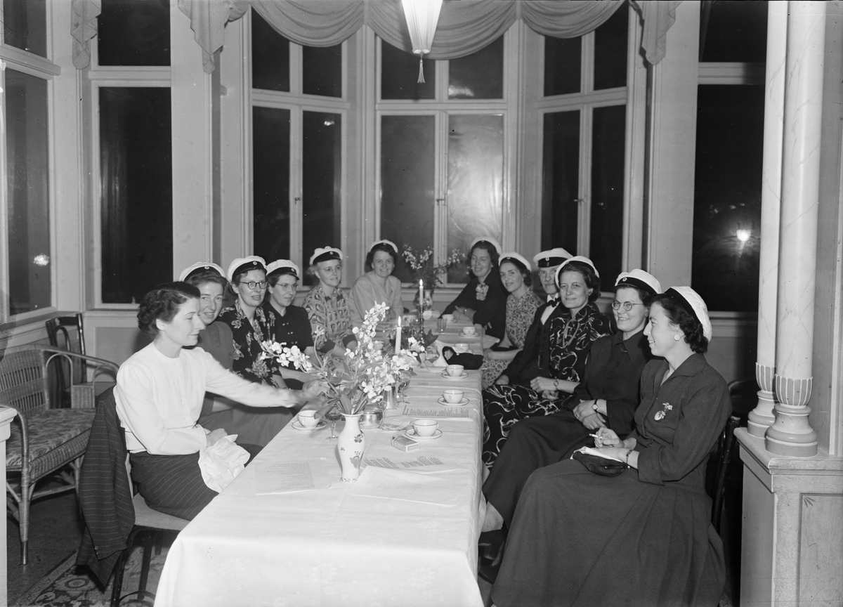 Kvinnliga studenter på restaurang Flustret, Uppsala 1949