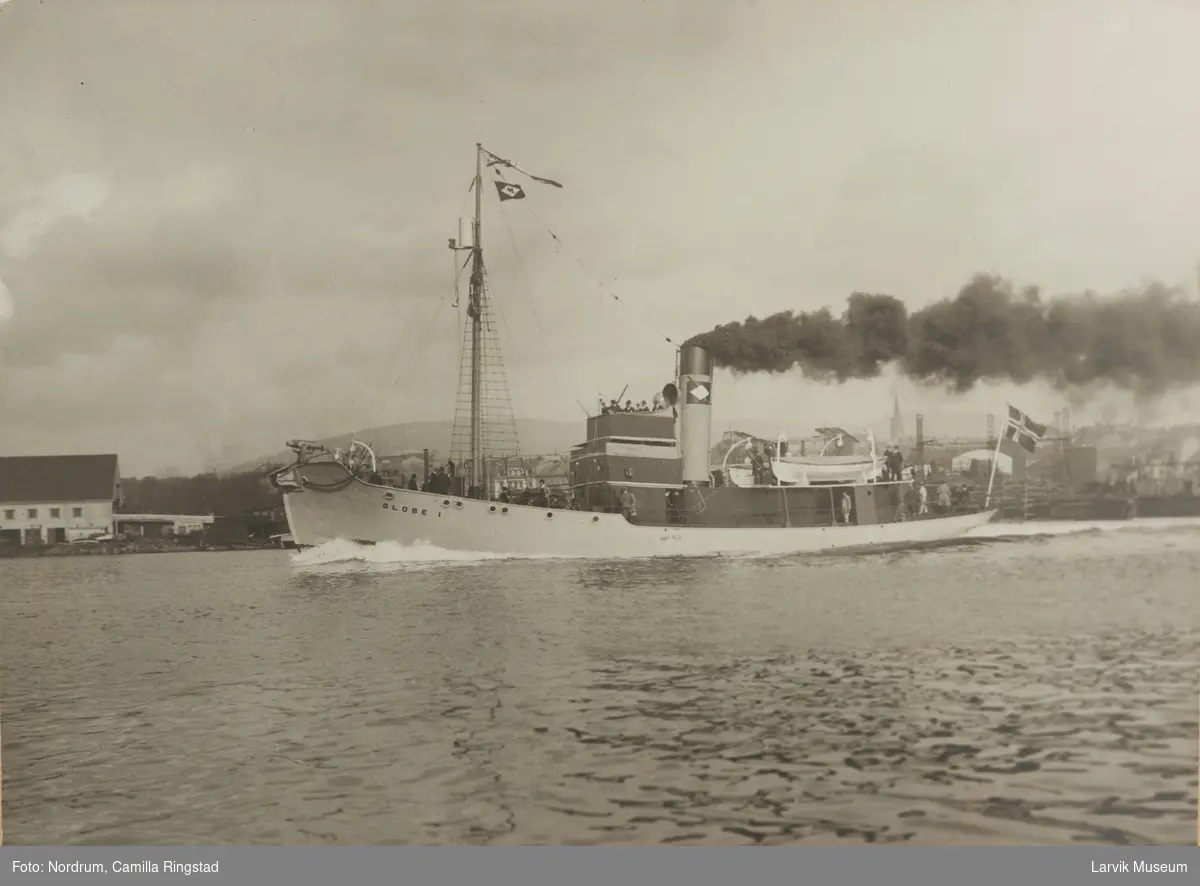 GLOBE 1 1925 tilhørende hvalfangsselskapet Globus A/S
Melsom&Melsom-flagget i masten. Jomfrueturen 1925.