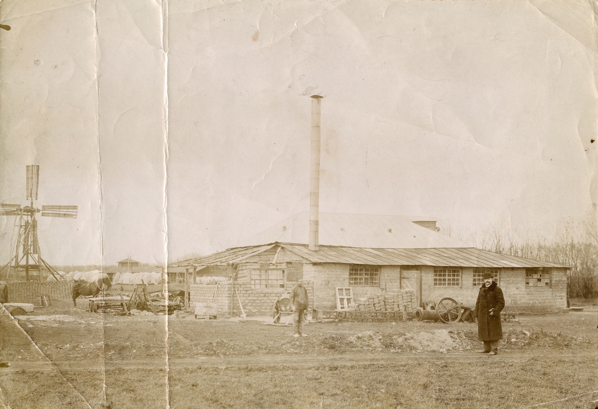 Michail Rostin fotografert foran sitt gruveanlegg for utvinning av hvitleire, eller kaolin, til å framstilling av porselen. Hovedkontoret lå i landsbyen Kazino ved Chirikovo i Lipetsk-regionen, sør for Moskva. Her fikk har bygget en vindmølle for gruvedriften.