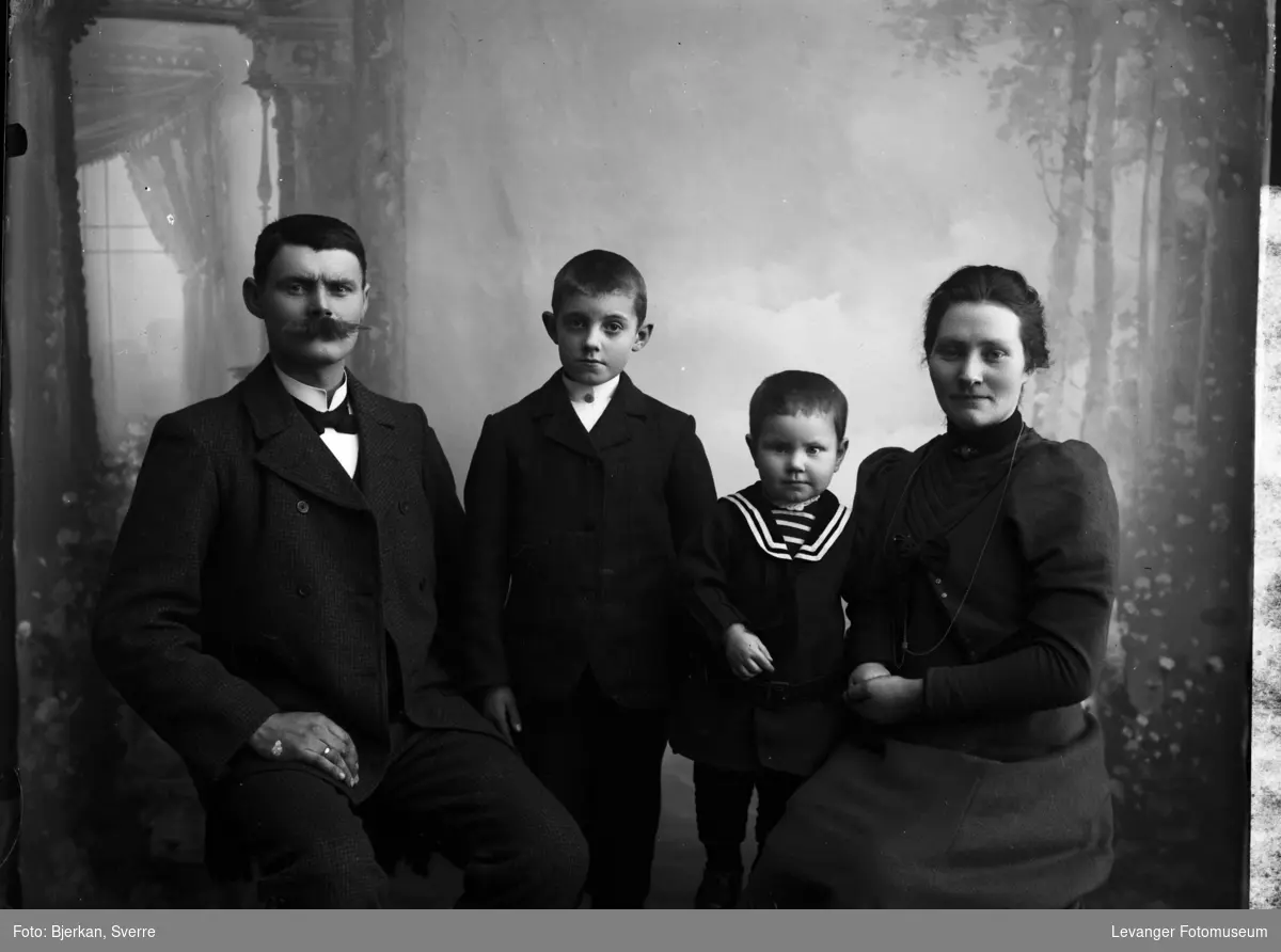 Gruppebilde av familien John Alfred og Petra Marie Dahling med sønnene Leif og Harald