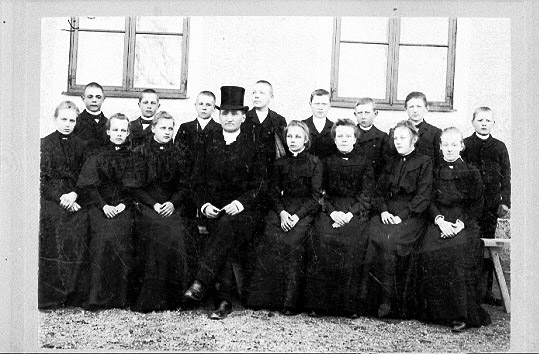 Säby sn, Hallstahammars kn.
Konfirmandklass i svarta konfirmationsdräkter, Säby kyrka. 1905.