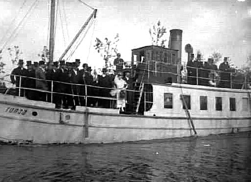 Josef Ahlssons och Herta Perssons bröllopsresa Töreboda-Lövsäng med kanalbåten "Torsö" samt många gäster 
den 10 maj 1920.