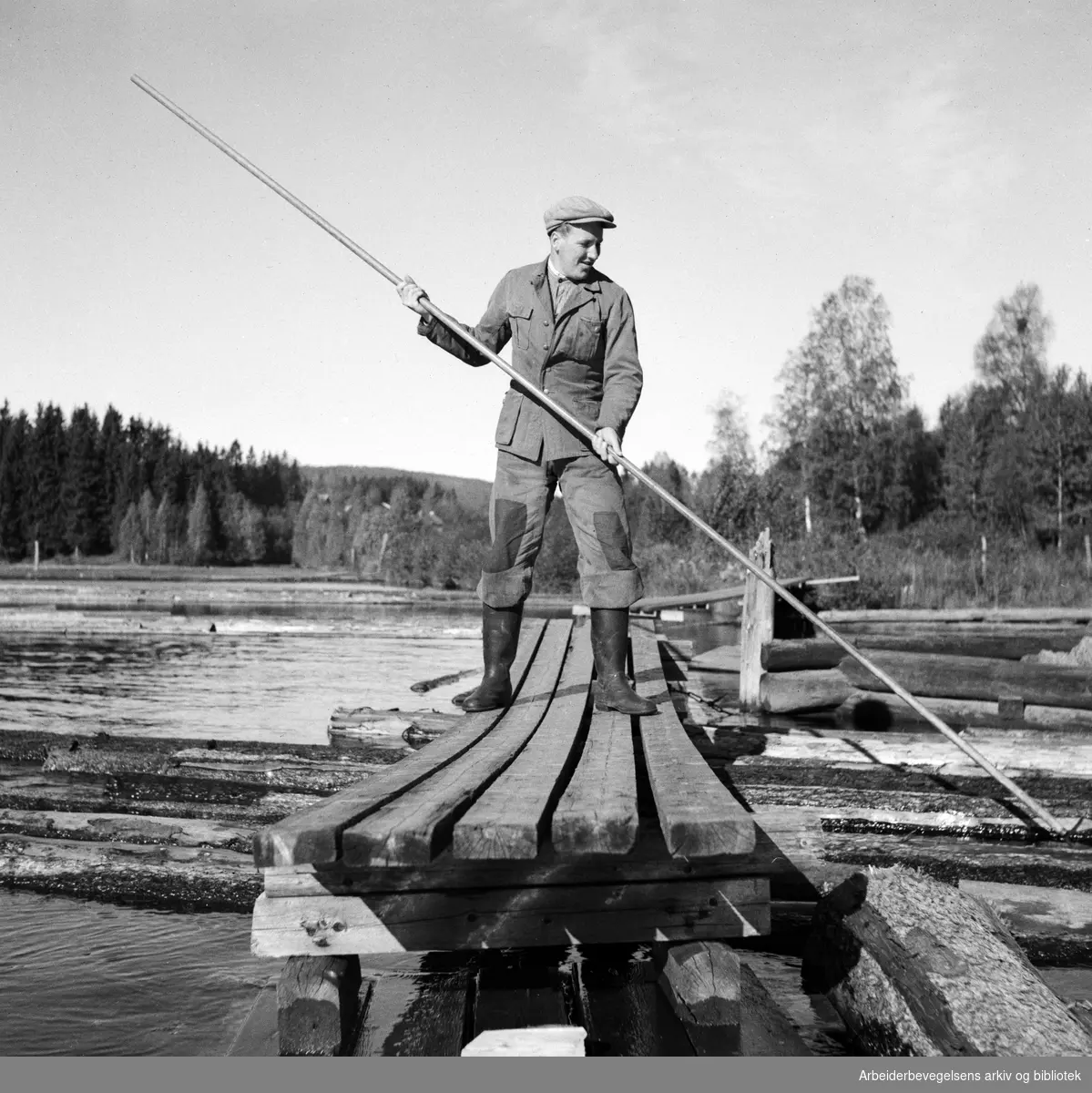 Tømmerfløting i Hakadal, 1949.