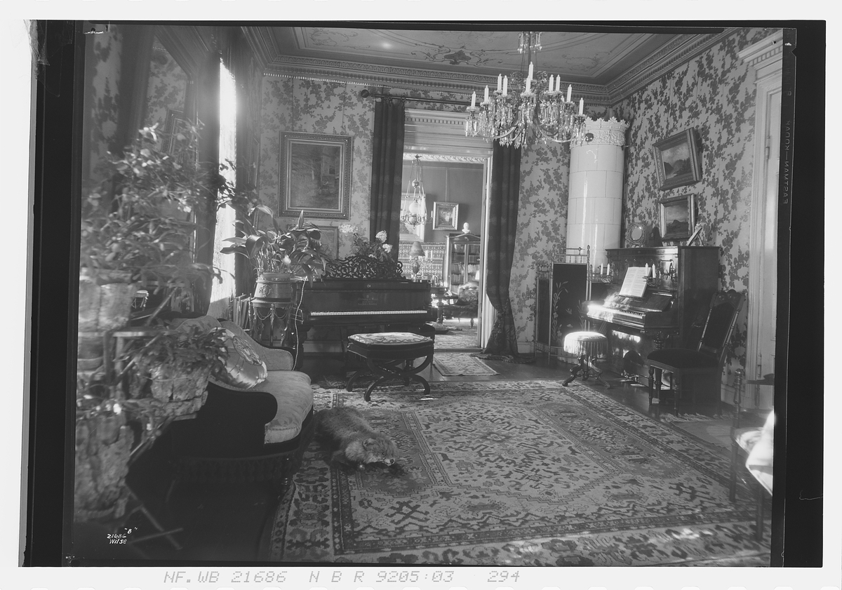 Interiør i stue med to pianoer, fru Ellingsen. Fotografert 1927.