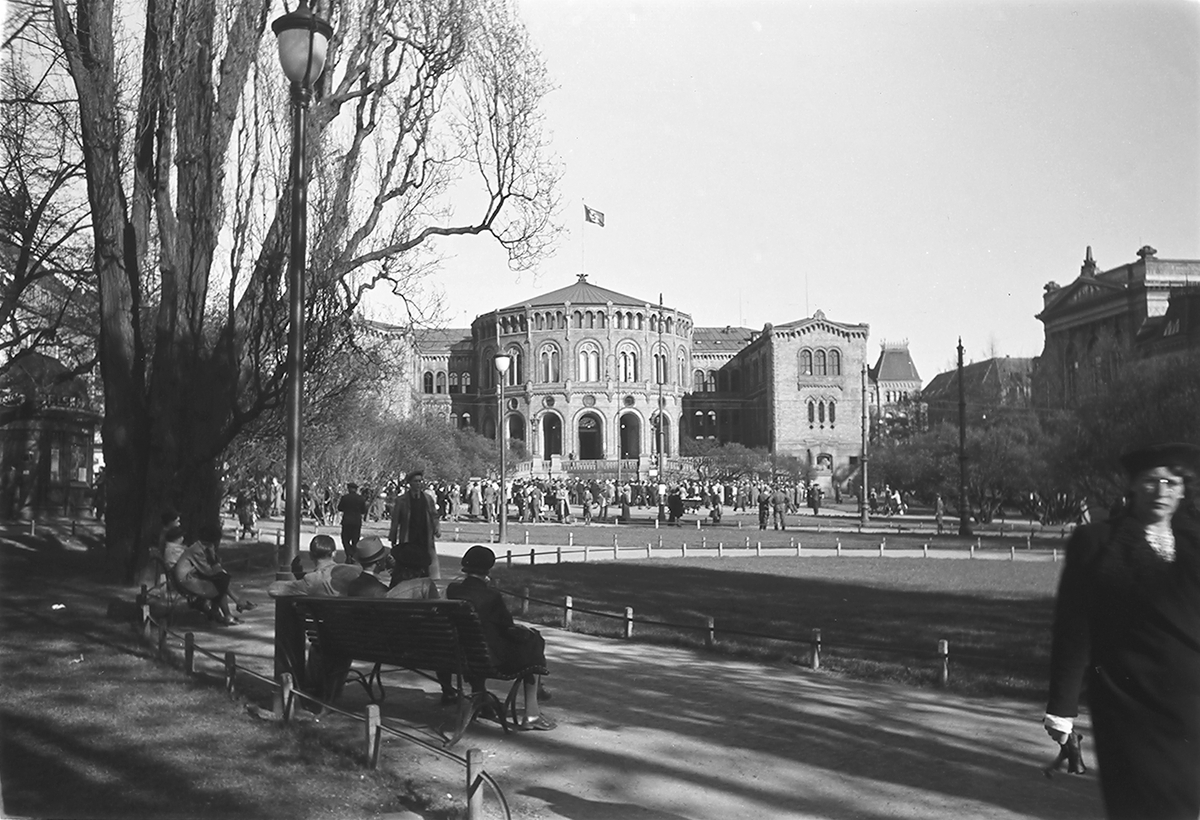 Byliv på Studenterlunden utenfor Stortingsbygningen i Oslo. Fotografert 1940.