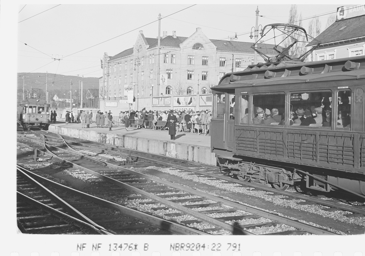 Personer og T-vbane ved Majorstuen stasjon, Oslo. Fotografert 1940