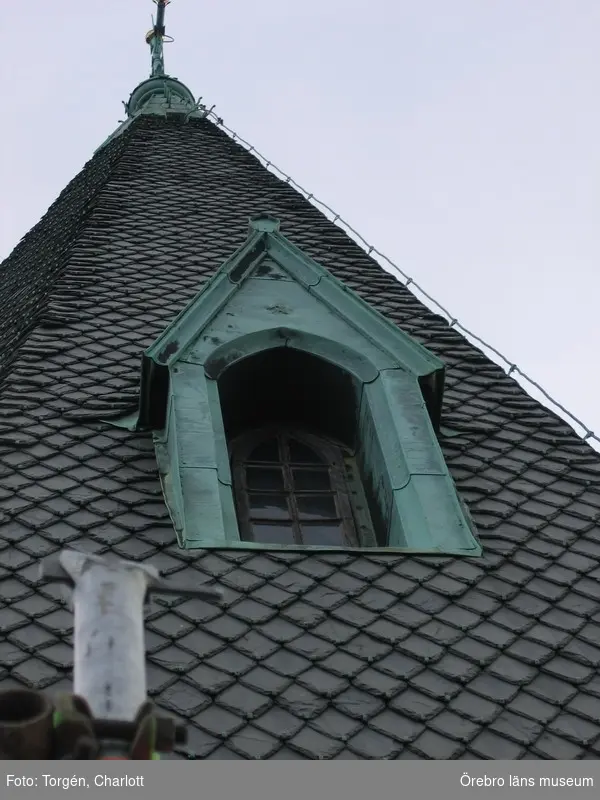 Renoveringsarbeten av tornfasader på Olaus Petri kyrka (Olaus Petri församling).
Fönster av ek, högst upp i östra tornets spira.
Dnr: 2008.230.065