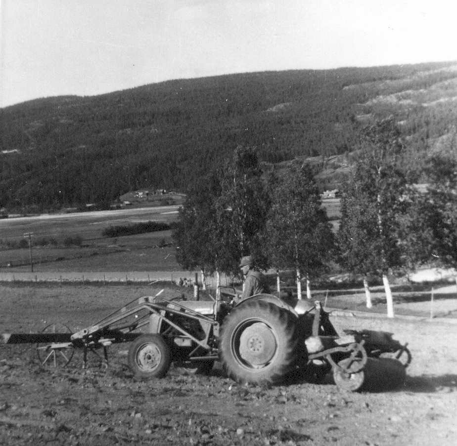 Traktor påmontert såmaskin for høyfrø og velt - Håkon M. Bergseth. Ø43. 