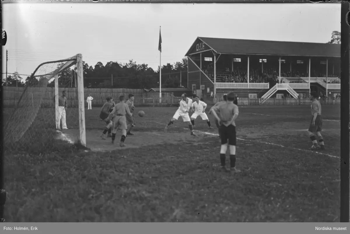 Fotboll. Unga män spelar match, bollen är nära mål  på Tranebergs IP.