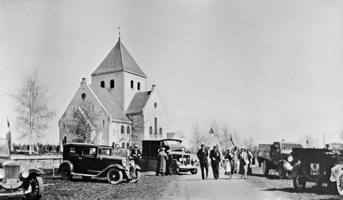 Folk og biler foran Aas kirke