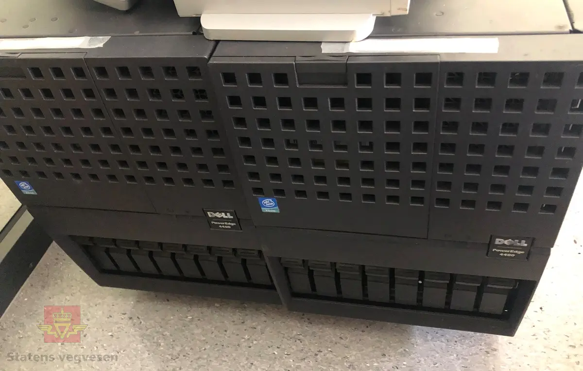 To datamaskiner av type Dell Power Edge 4400