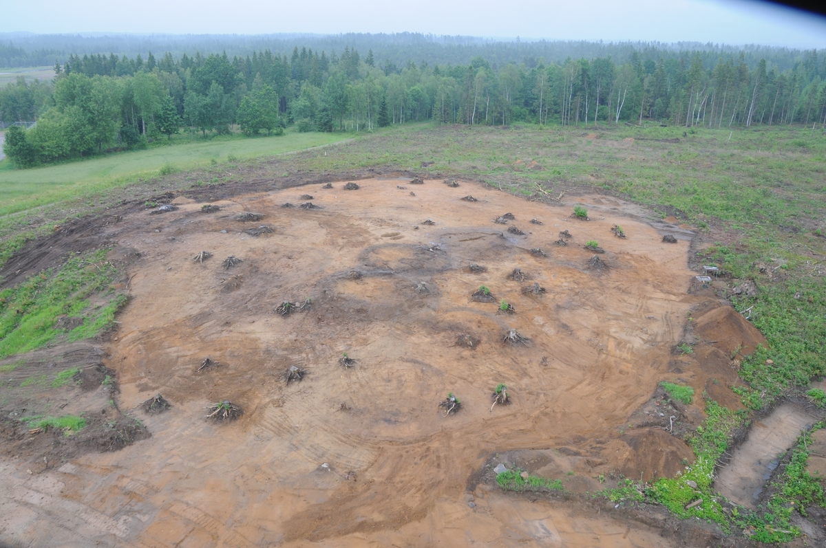 Översiktsbild över ett gravfält i Villstad socken i Gislaveds kommun. Centralt i bilden syns tydligt tre kantrännor som omringat varsin gravhög från vikingatiden.