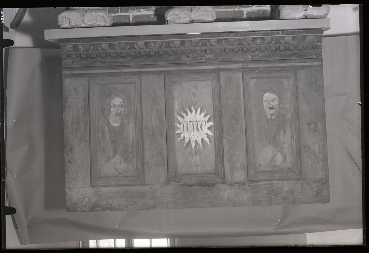 Del till predikstol, ryggstycket med porträtt av Luther och Melanton.