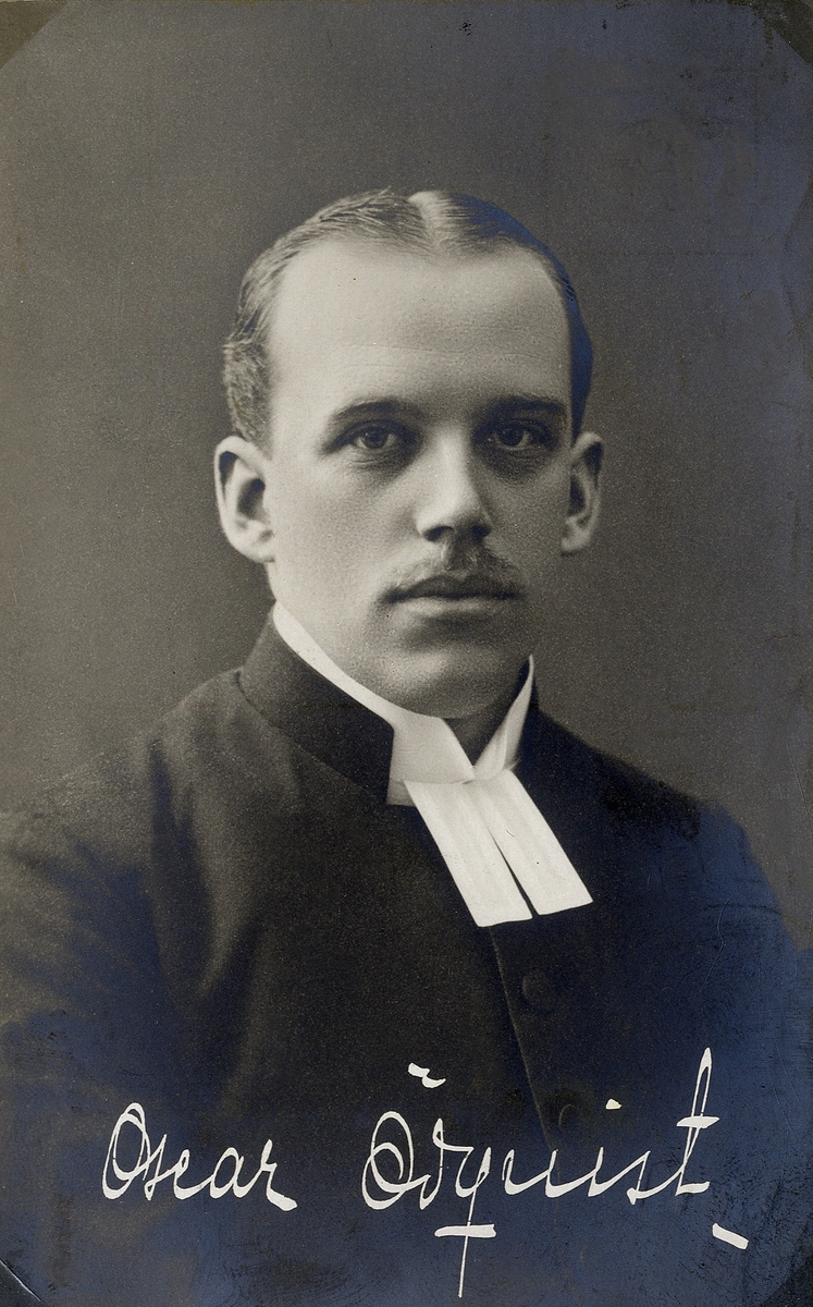 Foto av en man klädd i prästrock och prästkrage. 
I bildens nedre kant syns en autograf: "Oscar Ödquist"
Bröstbild, halvprofil. Ateljéfoto.
