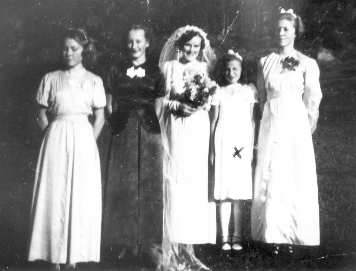 Brud og gjester fra bryllupet til Margit Marie Antonsen f. 1919 i Knarvik og Lothar Johansen, f.1914 i Steinfjord i 1940.