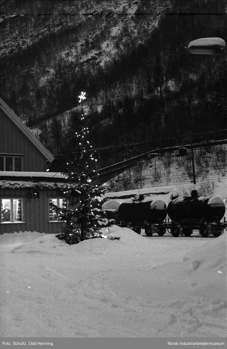 Juletre ved Rjukan stasjon.