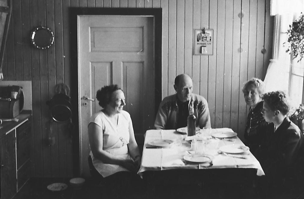Familie ved middagsbordet, slutten på 1950-tallet. 