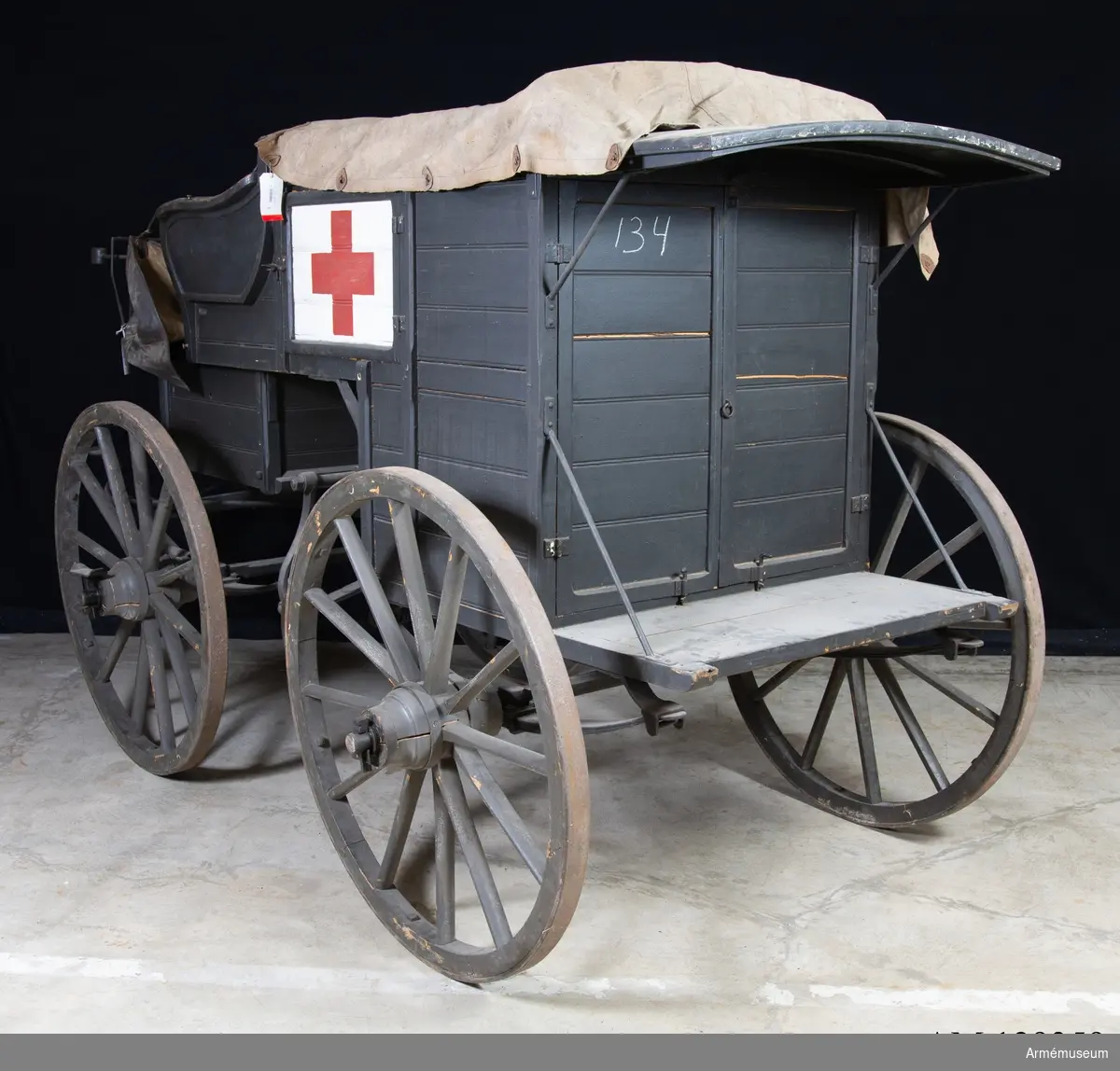 Sjukvårdspackvagn m/1895 med samhörande svänglar och kapell.