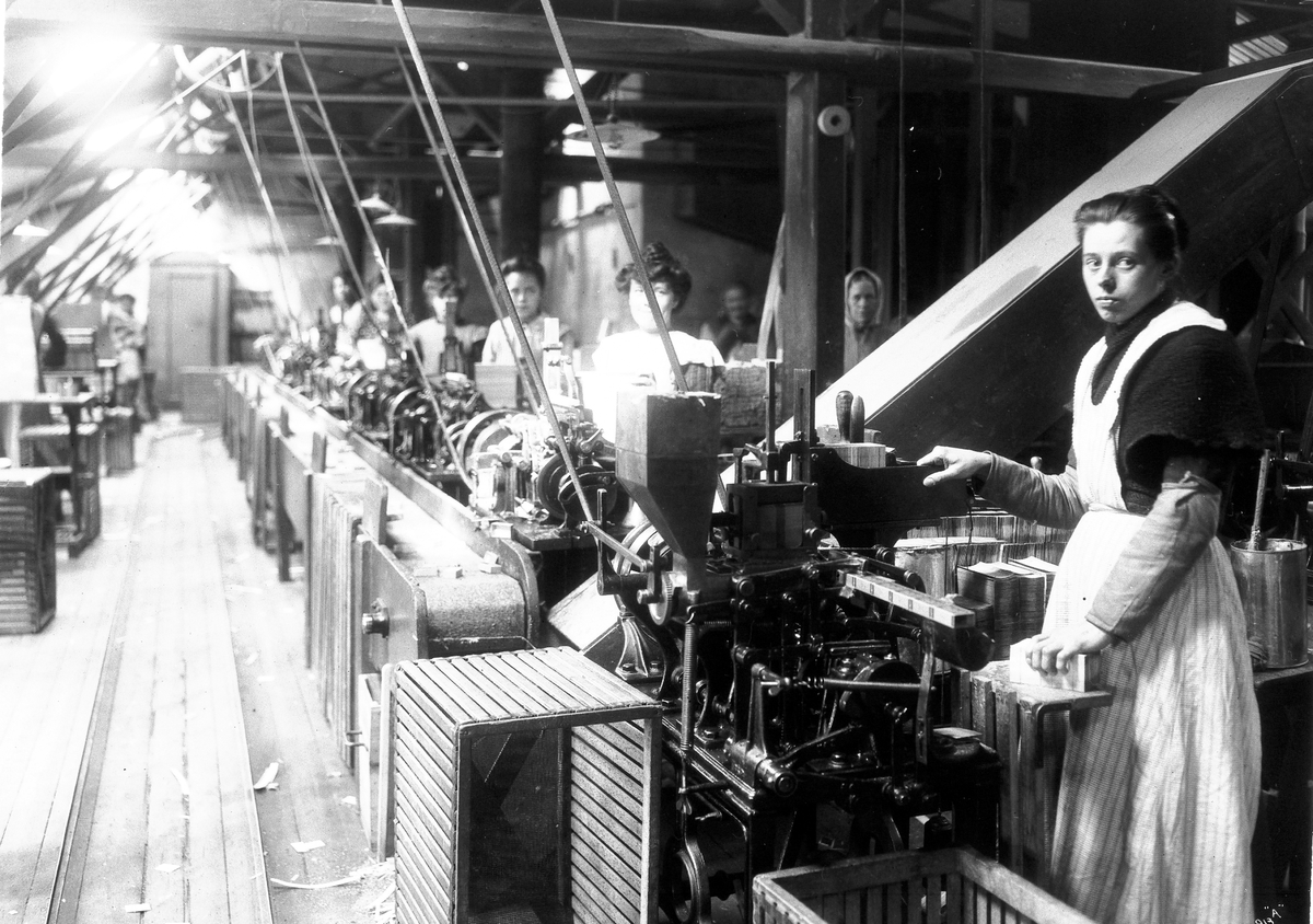 Kvinnelige arbeidere i fyrstikkfabrikk 1907.