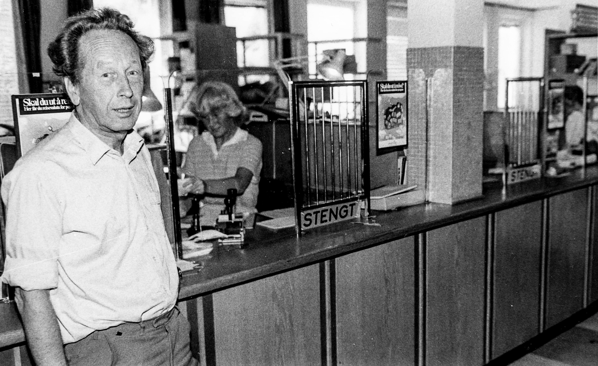 Postmester Jørgen Hafskjold er fornøyd med oppussing av postkontoret, Torvgata, Kragerø. Frimerker fra Telemark er en kampagne som postverket skulle igang med. 1983.