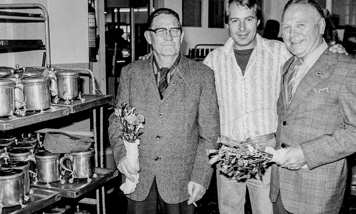 Inne på Mylius sølvvarefabrikk på Thomesheia. Roald Amundsen til venstre og Gunnar Andresen har fått blomster fra Knut Petter Fredriksen.