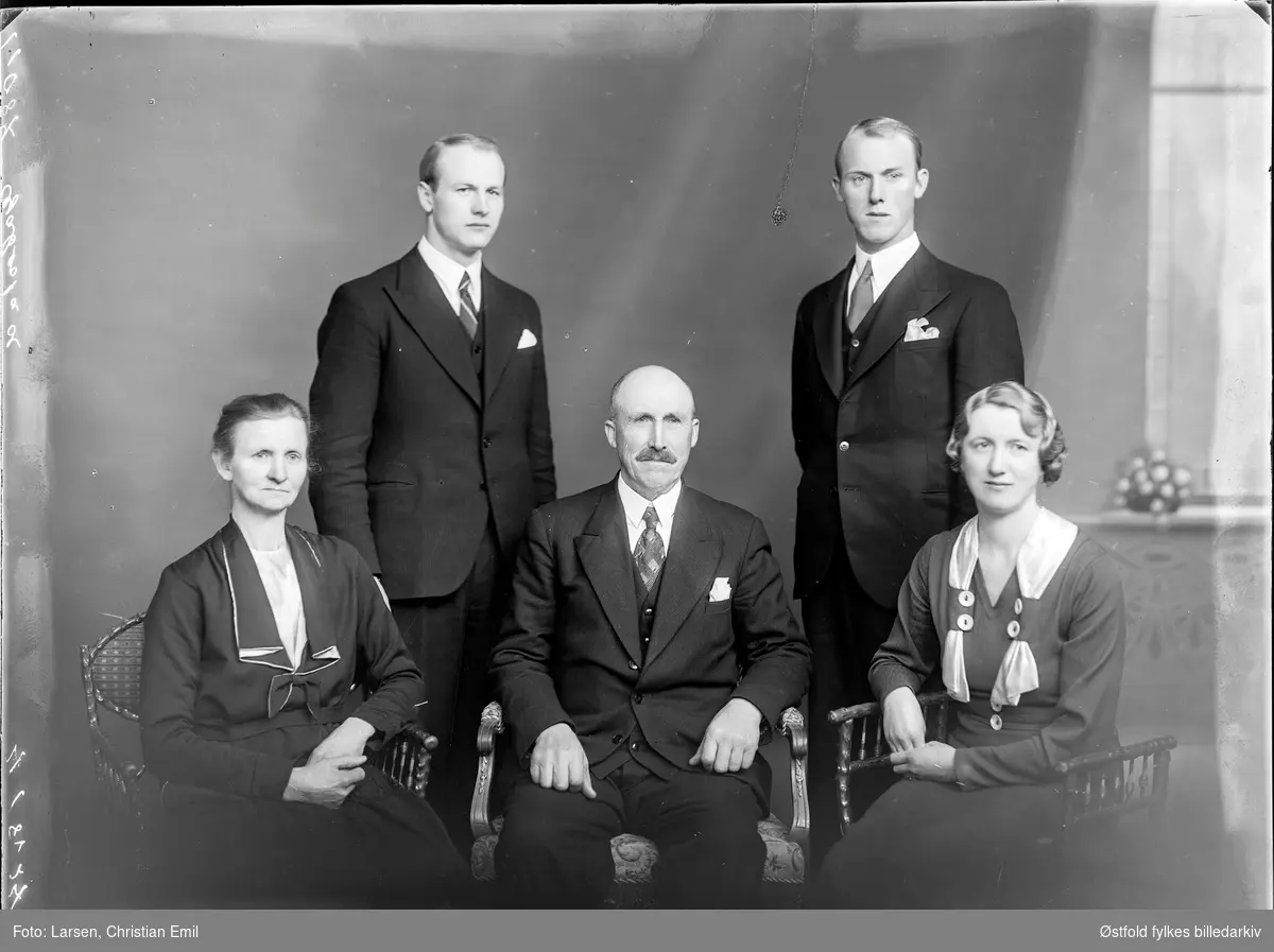 Gruppeportrett av familien Gabestad, mars 1936.
Gabestad 1936