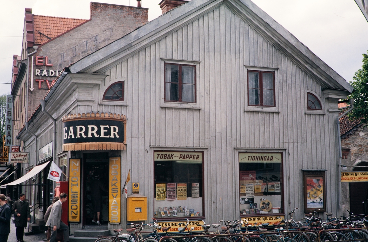 Cigarr-Olles, i hörnet av Storgatan och Bäckgatan. Växjö 1963.