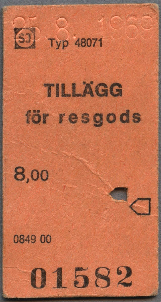 Resgodsbiljett av röd papp i Edmonsonskt format med tryckt text och SJ logotyp. Text på biljetten "TILLÄGG för resgods". Biljettens pris var 8 kronor. Längst upp är ett datum stansat. Biljetten är klippt.