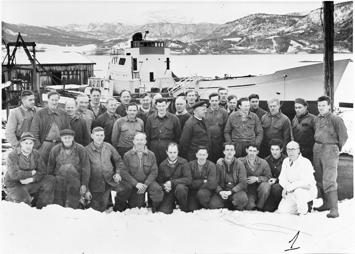 Arbeidskarene ved skipsverftet i Grøtvågen Verft, Kyrksæterøra, Hemne