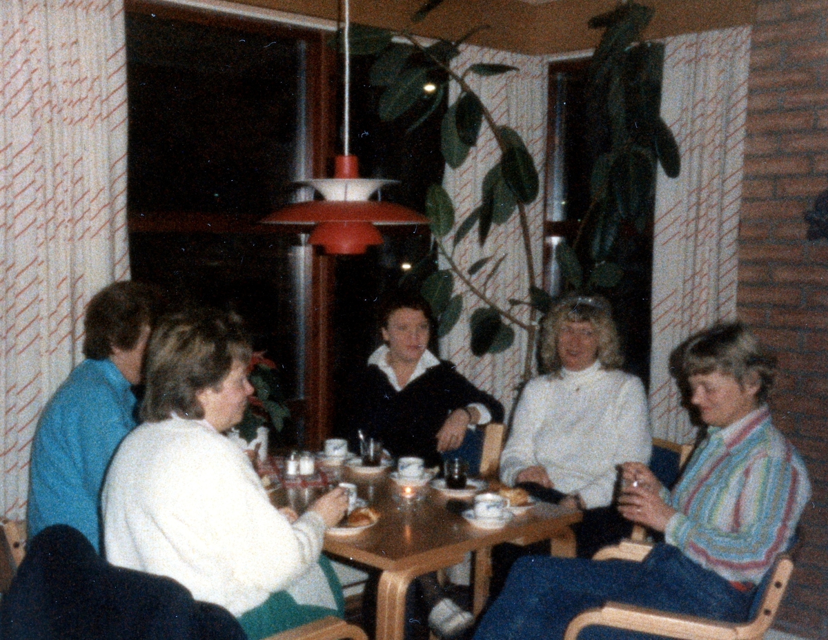 Brattåsgårdens personal (på Streteredsvägen) cirka 1990. Från vänster: 1. Marita, 2. Okänd, 3. Okänd, 4. distriktssköterska Kerstin Green, 5. Ann-Britt.