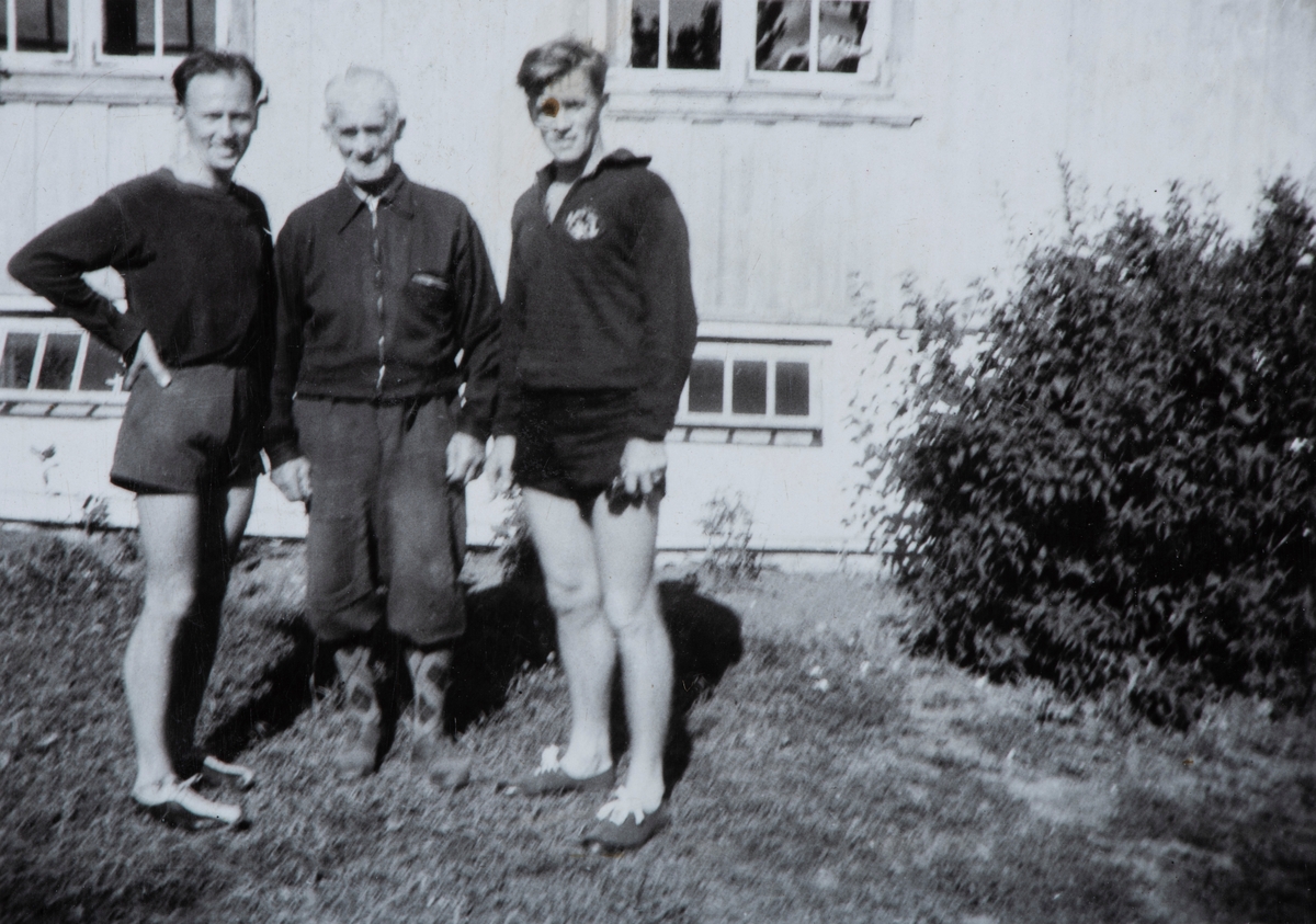 Gruppe 3 menn, fra venstre: Odd Rasdal, Petter Sinnerud og Arve Sinnerud. Høsten 1945 var terrengløperen Odd Rasdal fra Bergen på besøk på Fjetre i Stange. Odd Rasdal ble Norgesmester i terrengløp, da NM ble arrangert i Ottestad 10/5-1936