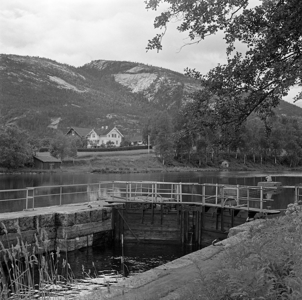 Sluseanlegg. Storstraum sluser ved Vråvatn, Kviteseid kommune, Telemark. Tømmeret ble slept over Vråvatn i ringbommer, sluppet løst gjennom Storstraum for igjen å bli samlet i ringbommer for videre transport over Nisser.