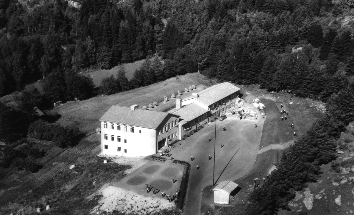 Vykort av flygfoto över Kålleredsskolan (senare Brattåsskolan) på Streteredsvägen 9 cirka 1955.