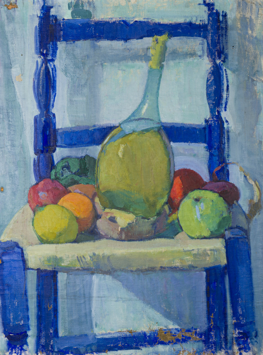 Blå stol med flaske og ulike frukter. Lys blå bakgrunn