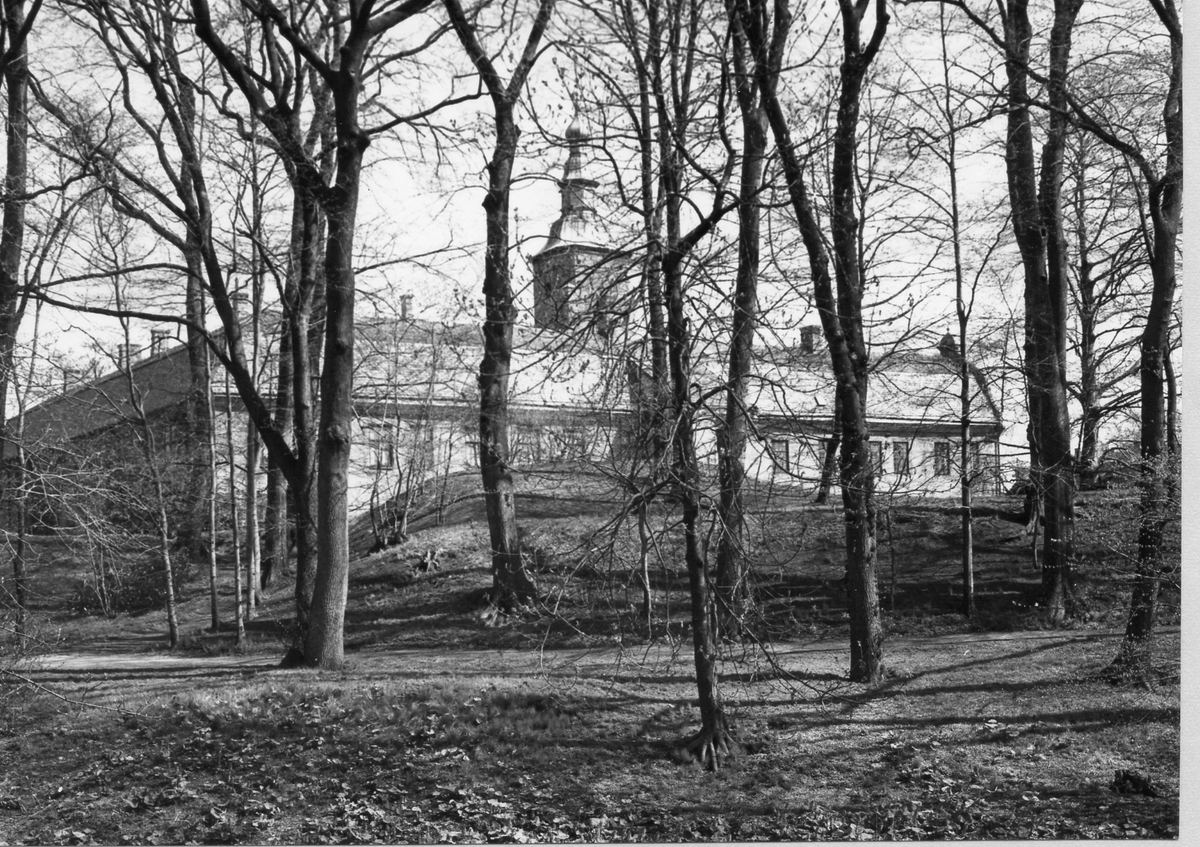 Halmstads slott. Slottsparken. I förgrunden murlämningar, som delvis döljer en kasematt. Foto från nordväst.