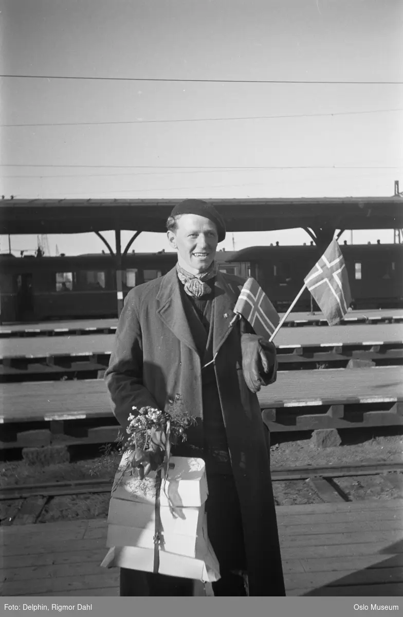 Østbanestasjonen, plattform, mann, student, hjemkomst fra fangenskap i Buchenwald, flagg, pakker, blomster