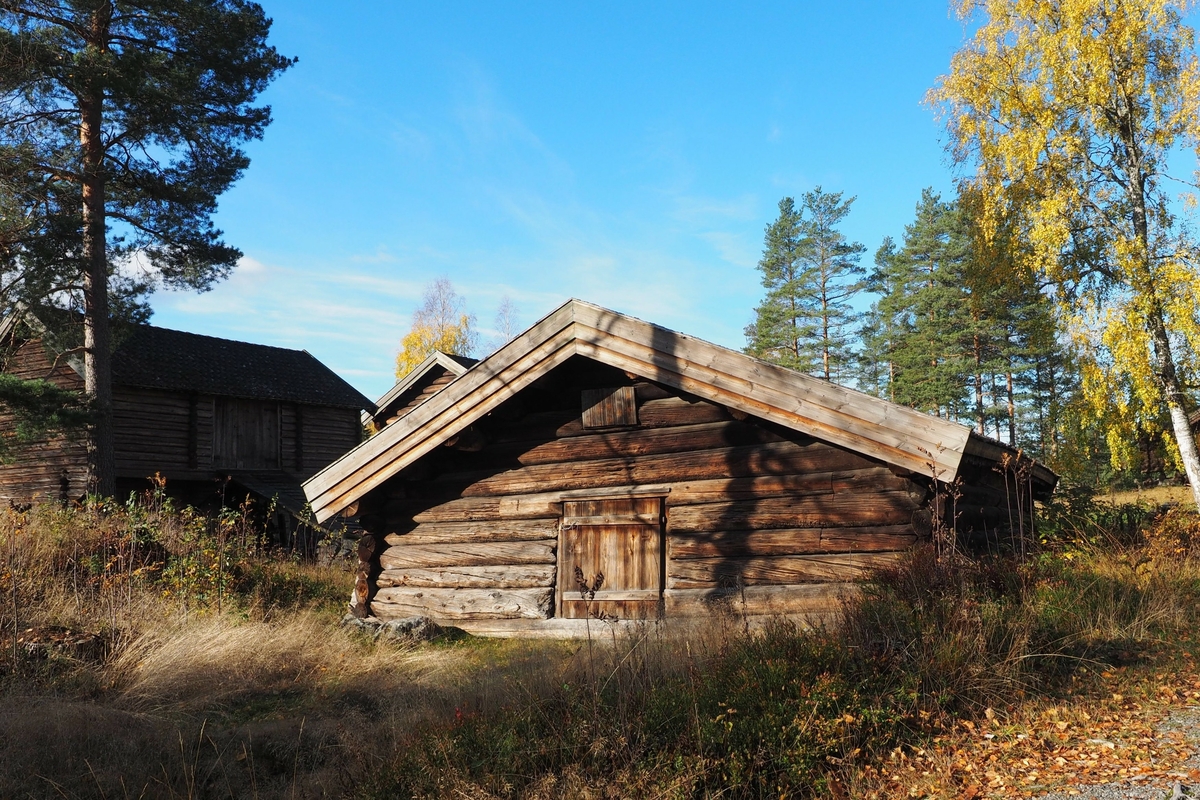 Åsandfjøset er et av de eldste bevarte fjøsbygningene i Norge, dendrokronologisk datert til 1614-15. Det er et laftet tømmerfjøs, som kan ha hatt plass til omkring 20 kyr. 