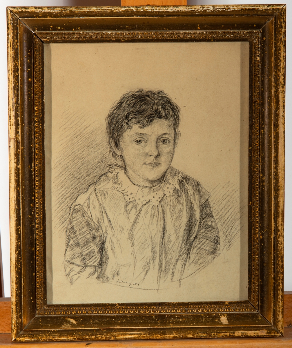Portrett av gutt, brystbilde, vendt svakt mot høyre med blikket mot betrakter.