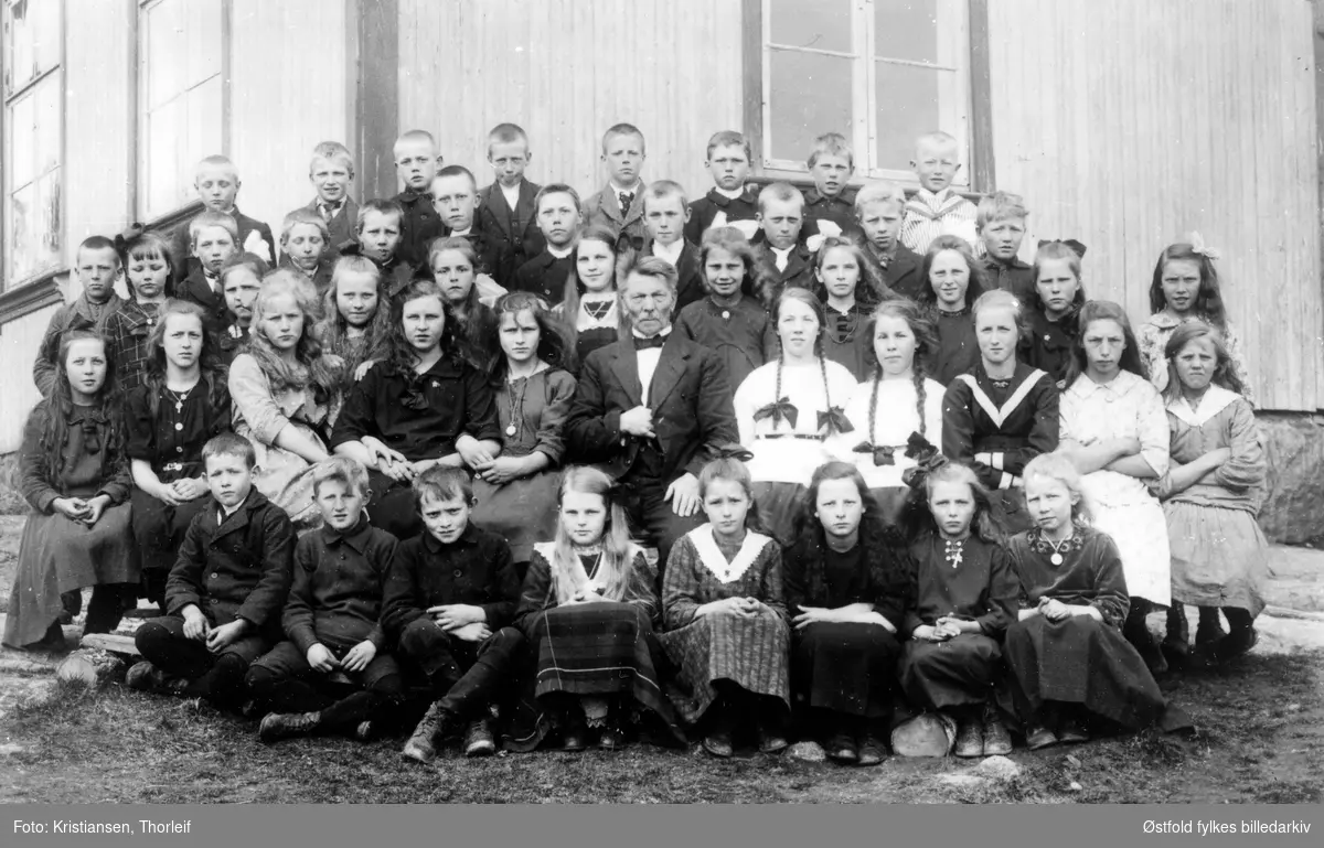 Klemsdal skole i 1922, Østaskog, i Varteig med læreren Olav Tonning. Navneliste med plassering, se bilde nr. 2.